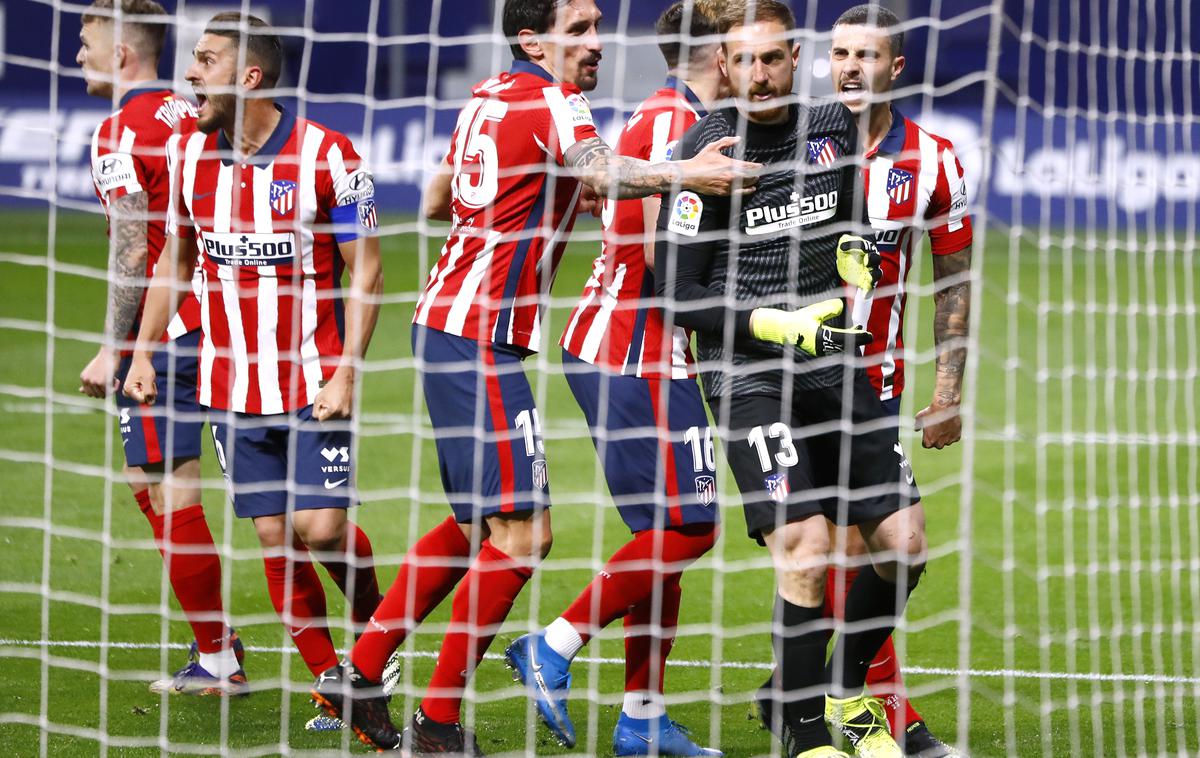 Jan Oblak Atletico Alaves | Soigralci so po ubranjeni 11-metrovki stekli v objem in čestitali Janu Oblaku. | Foto Reuters