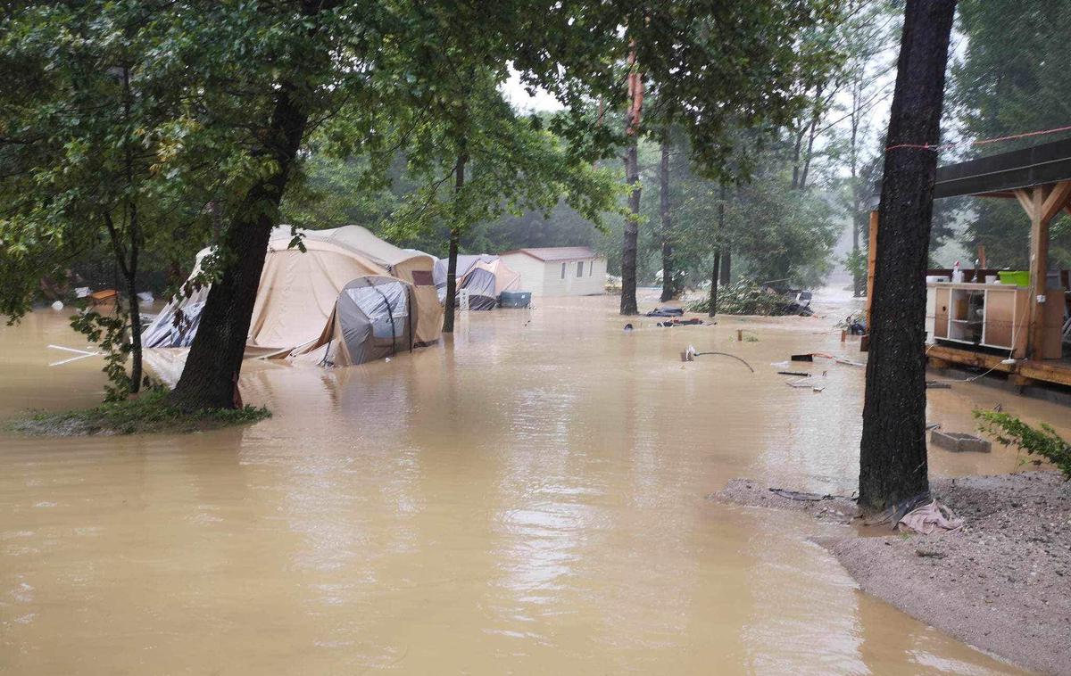 Camping Menina - Varpolje. Poplave. Evakuacija. | Iz kampa Menina, ki je bil tako rekoč v celoti pod vodo, naj bi s helikopterjem rešili okrog 60 Nizozemcev. | Foto Neurje.si/M. A.