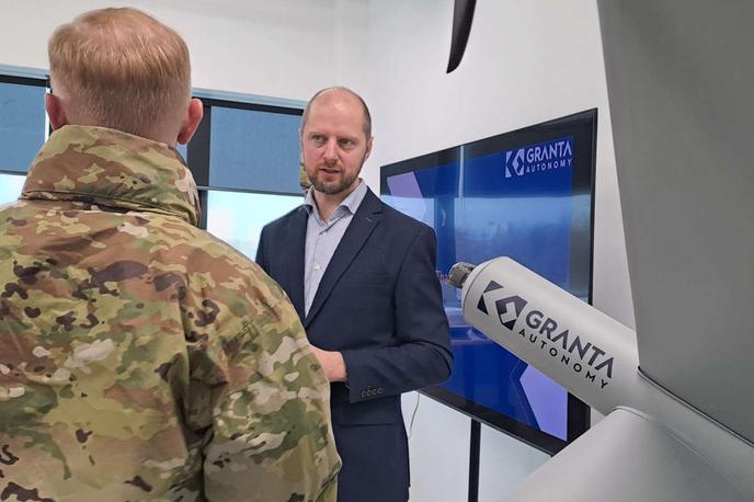 Gediminas Guoba, Granta Autonomy | Gediminas Guoba, ustanovitelj podjetja Granta Autonomy, na srečanju s predstavniki zveze Nato na sedežu podjetja v Vilni. | Foto Granta Autonomy