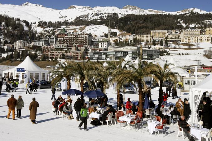 Na zaledenelem jezeru St. Moritz v mesecu februarju že vse od leta 1907 potekajo konjske dirke.  | Foto: Reuters