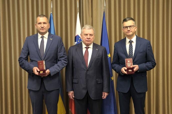 Damir Črnčec, Andrij Taran, Marjan Šarec | Andrij Taran, veleposlanik Ukrajine v Sloveniji, je ministru za obrambo Marjanu Šarcu in  državnemu sekretarju na ministrstvu za obrambo Damirju Črnčecu podelil odlikovanji za prispevek k poglabljanju odnosov med državama in pomoč pri obrambi zoper rusko agresijo. 