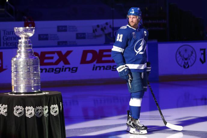 Tampa Bay Lightning, Steven Stamkos | Prvaki s kapetanom Stevenom Stamkosom so obrambo naslova začeli z zmago. | Foto Reuters