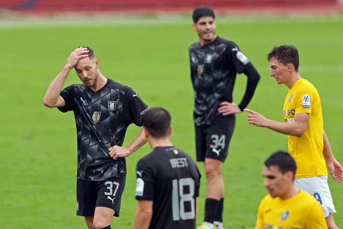 Obramba Olimpije je vse bolj ranljiva. V prejšnji sezoni, ko jo je Albert Riera suvereno popeljal do dvojne krone, je vsaj štiri zadetke prejela le na treh tekmah (v gosteh proti Bravu 1:6 in Celju 3:4 ter doma proti Domžalam 1:4), zdaj pa se ji je to zgodilo že trikrat v uvodnih osmih krogih. | Foto: www.alesfevzer.com