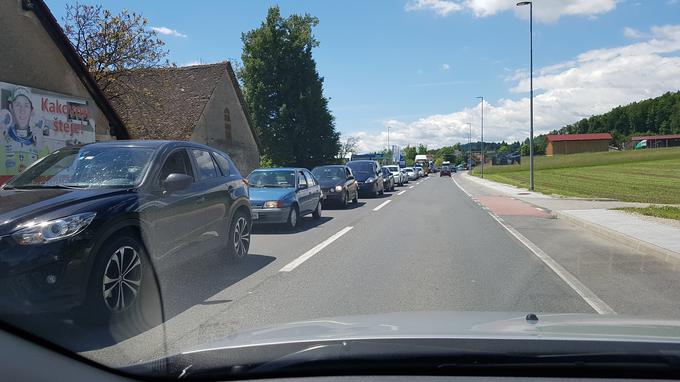 Ob zastojih so zelo obremenjene tudi vzporedne regionalne ceste. | Foto: Gregor Pavšič