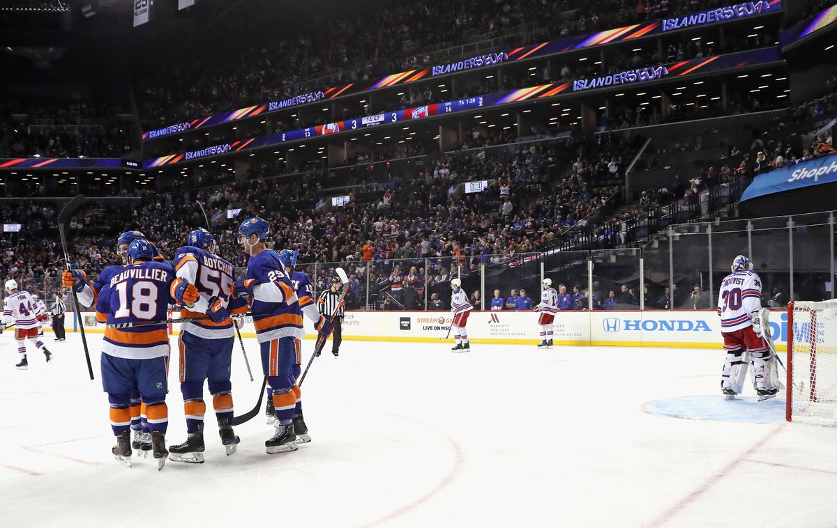 New York Islanders New York Rangers | New York Islanders so ugnali New York Rangers. Anthony Beauvillier je prvič v karieri dosegel tri gole, vratar Henrik Lundqvist ni imel svojega dne. | Foto Reuters