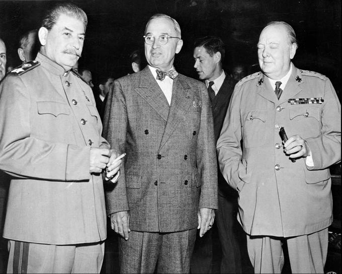 Demokrat Harry S. Truman je bil zadnji ameriški predsednik, ki je redno nosil očala v javnosti. Na fotografiji ga vidimo na Potsdamski konferenci leta 1945. Levo od njega je sovjetski voditelj Stalin, desno pa britanski premier Winston Churchill. V Beli hiši je bil med letoma 1945 in 1953.  | Foto: Guliverimage