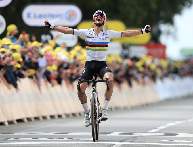 Svetovni prvak Julian Alaphilippe je prvi oblekel rumeno majco na letošnjem Touru. | Foto: Reuters