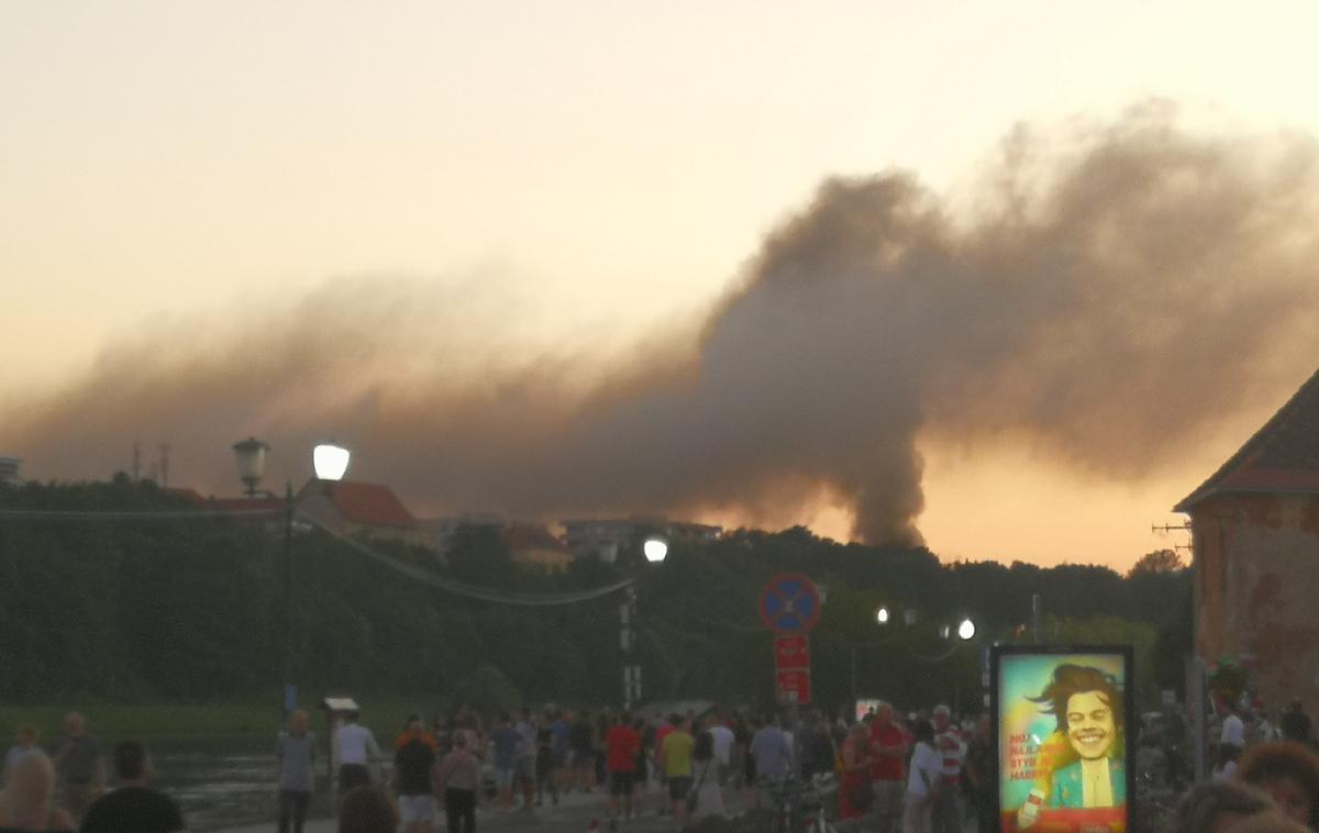 Dim nad Mariborom | Prebivalce in obiskovalce Maribora je zvečer presenetil gost črn dim. | Foto bralka