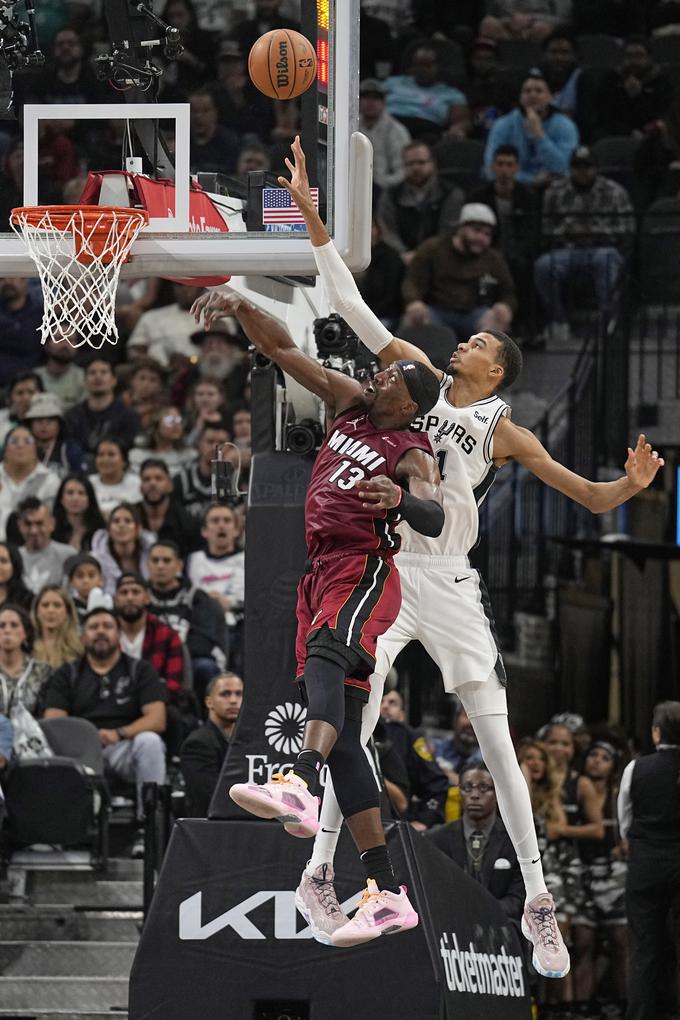 Bam Adebayo in Victor Wembanyama v skoku. | Foto: Reuters