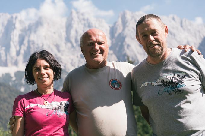 Tudi v Planinskem društvu Kranjska Gora, ki skrbi za Mihov dom na Vršiču, so zelo zadovoljni z novima najemnikoma. Aleš Štefe in Petra Bratuša sta kilometrino dela v planinski koči nabirala v Valvasorjevem domu pod Stolom in vesta, kako se stvarem streže. Z obiskom sta trenutno zelo zadovoljna, dober obisk pa seveda prinaša ogromno dela v kuhinji – vse kuhata in pripravljata sama, ob koncu tedna imata še dodatno pomoč – in strežbo od jutra do večera. | Foto: Matic Ritonja/Sportida