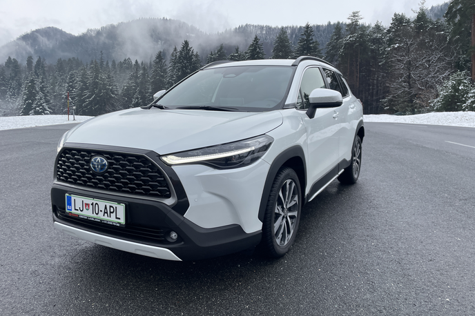 Toyota corolla cross | Avtomobil pri Toyoti spada med modela RAV4 in C-HR, dolg je 4,46 metra, medosje meri 2,64 metra. | Foto Gregor Pavšič