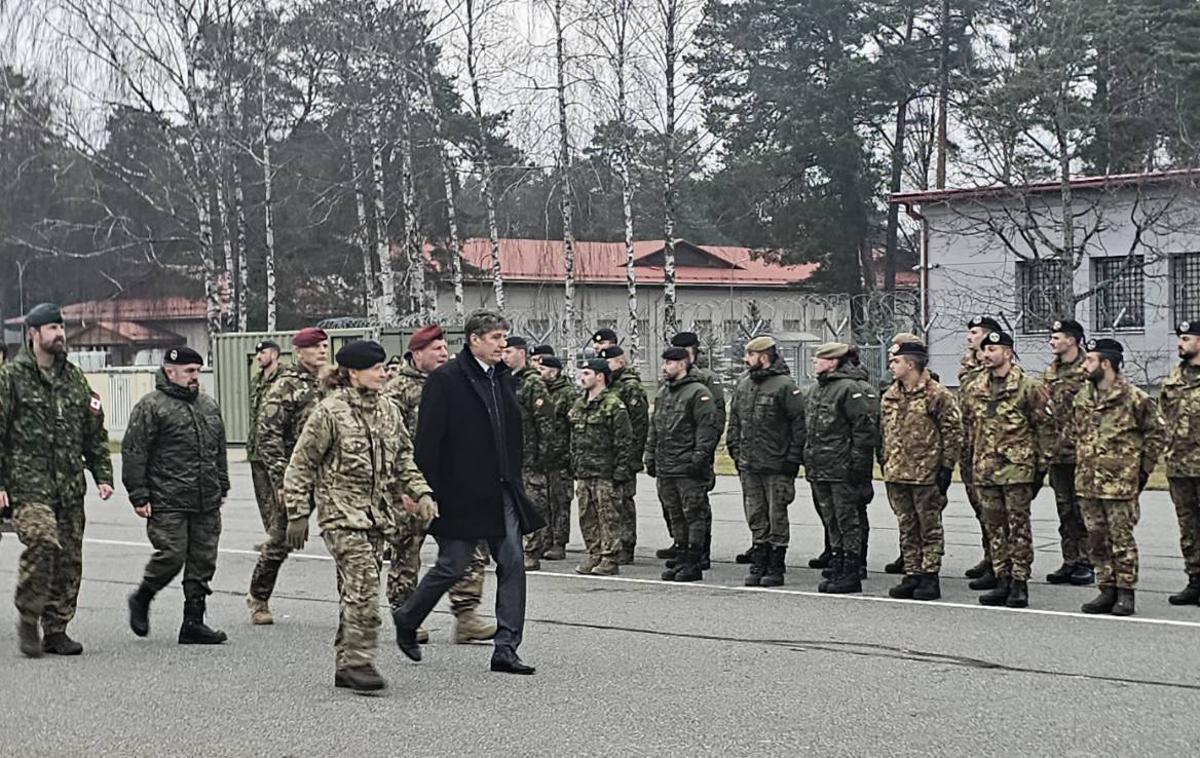 Borut Sajovic, obisk, Latvija | Latvijski minister je ob koncu uradnega obiska slovenske delegacije v Latviji izpostavil pomen zavezniške solidarnosti, saj sta tako Slovenija kot Latvija manjši državi, ki na podlagi svojih zgodovinskih izkušenj globoko cenita mir in si prizadevata za njegovo ohranitev. V imenu celotne latvijske družbe se je zahvalil za prispevek slovenskih vojakov in podporo, ki jo Slovenija izkazuje v okviru zavezništva. | Foto Mateja Trunk Hrvatin