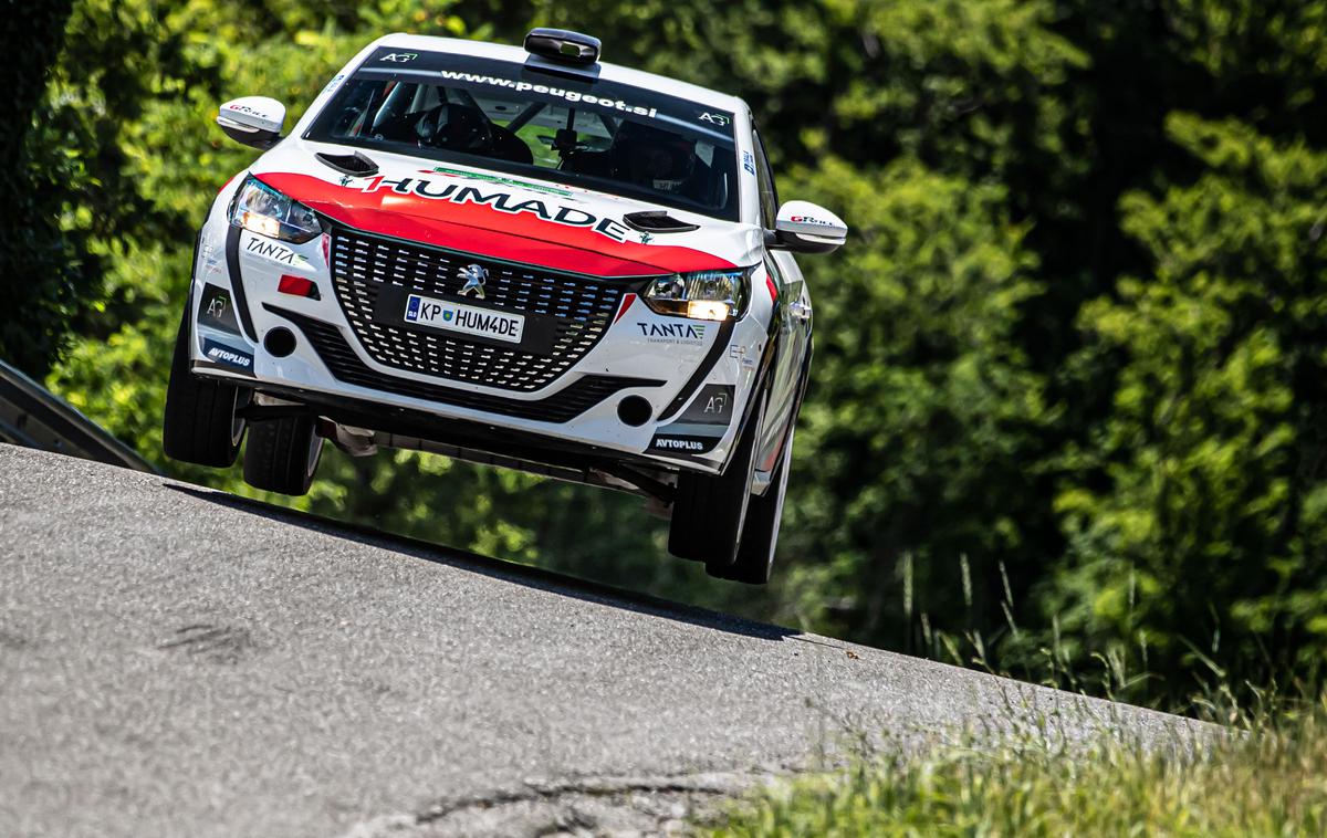 Reli Vipava | Tako je lani na reliju Vipavska dolina letel Marko Grossi, ki se bo letos iz peugeota 208 rally4 presedel v veliko zmogljivejši hyundai i20 R5. Grossi s tem dirkalnikom še nima potrjene celotne sezone. | Foto Uroš Modlic