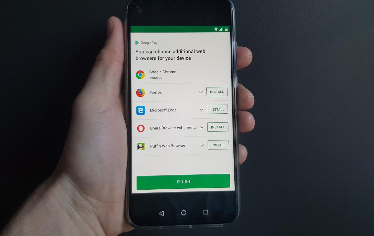 Pametni telefon, Android | Google Chrome je daleč najbolj priljubljeni spletni brskalnik na pametnih telefonih z operacijskim sistemom Android, ima namreč skoraj 90-odstotni tržni delež. Pomemben dejavnik za takšno premoč je dejstvo, da je na napravah z Androidom nameščen že privzeto, obenem pa je za povprečnega uporabnika dovolj kakovosten, da drugega pravzaprav ne potrebuje oziroma ga niti ne želi preizkusiti, pa čeprav bi mu bil morda bolj všeč.  | Foto Matic Tomšič