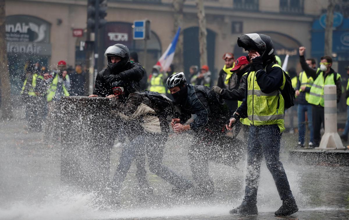 Protesti v Franciji | Policisti so proti demonstrantom uporabili tudi vodni top. | Foto Reuters