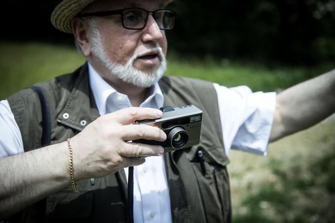 Obvezna oprema v Bavčarjevi torbi je tudi fotoaparat legendarne znamke Leica. | Foto: Ana Kovač