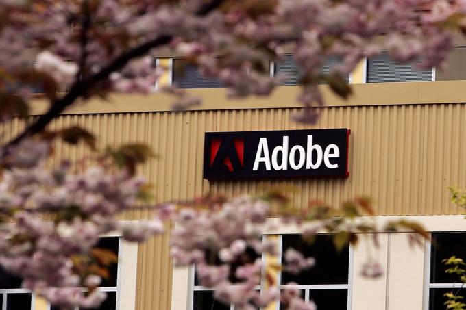 Adobe Flash razvija in vzdržuje ameriški tehnološki velikan Adobe, ki je sicer najbolj znan po programski opremi za urejanje fotografij in grafike Photoshop. Adobe sicer ni bil izvirni razvijalec Flasha - za tega velja podjetje Macromedia, ki ga je Adobe kupil leta 2005. A tudi Macromedia je Flash pravzaprav podedovala od podjetja FutureWave, ki ga je prevzela leta 1996, in mu nadela drugo ime - najprej se je namreč imenoval FutureSplash. | Foto: Getty Images