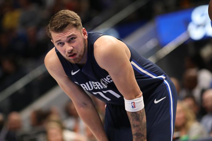 Luka Dončić | Luka Dončić kljub rekordni osebni statistiki (38 točk, 14 skokov in 10 asistenc) po tekmi s Kratkohlačniki ni skrival razočaranja. Zaradi zapravljene trojke se je počutil celo delno odgovornega za poraz proti New York Knicks (102:106), ki so letos zmagali šele drugič. | Foto Getty Images