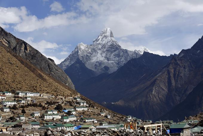 Nepalski visokogorski vodnik Tshering Jangbu je za New York Times dejal, da že dolga leta vodi odprave na Mount Everest, a da je letošnjo pomlad "prometni zamašek" večji kot kdajkoli. | Foto: Reuters