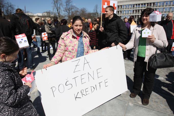 V Združenju Frank zahtevajo, da slovenska vlada zaščiti svoje državljane pred nezmernim pohlepom bankirjev, namesto da se jim uklanja. "Naša moč je v številu, enotnosti in jezi na oblast, ki nam ne zagotavlja več niti osnovne varnosti in dostojanstva. Za izpolnitev naših zahtev si bomo prizadevali z vsemi sredstvi," so sporočili. | Foto: 