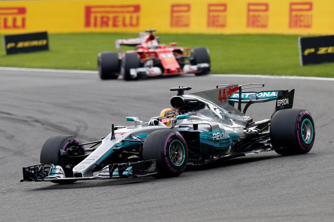 Hamilton ima za Vettlom le še sedem točk zaostanka. | Foto: Reuters