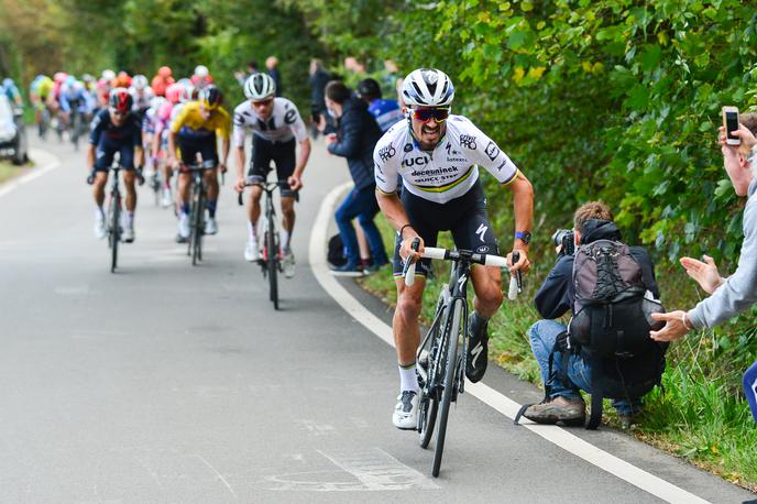 Julian Alaphilippe | Julian Alaphilippe je tako kot na svetovnem prvenstvu skočil in poskušal pobegniti tekmecem, a mu je tokrat trojica sledila, v njej sta bila Primož Roglič in Tadej Pogačar. | Foto A.S.O./Gautier Demouveaux