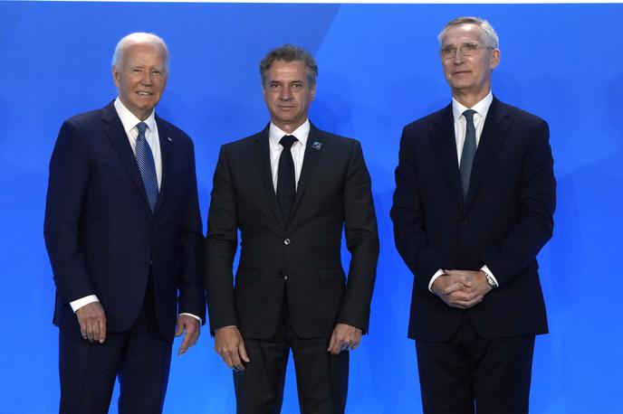 Joe Biden, Robert Golob in Jens Stoltenberg | Robert Golob se je že srečal z ameriškim predsednikom Joejem Bidnom, v torek pa bo prvič prišel na delovni obisk v Belo hišo na povabilo predsednika ZDA. Na fotografiji: Biden, Golob in nekdanji generalni sekretar Nata Jens Stoltenberg. | Foto Guliverimage