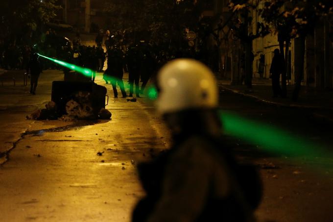 Za nameček je ognjena moč puške tako silovita, da bi se oblačila človeške tarče najverjetneje v trenutku vnela in pogoltnili bi jo plameni.  (Fotografija je simbolična) | Foto: Reuters