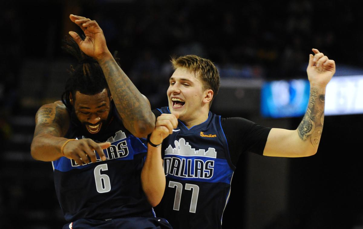 Luka Dončić, DeAndre Jordan | DeAndre Jordan in Luka Dončić sta se veselila osme zmage v sezoni. | Foto Reuters