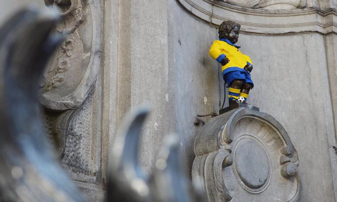 Manneken Pis, ena največjih znamenitosti Bruslja, v barvah Uniona | Foto: Twitter - Voranc