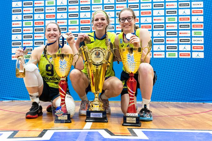 Taylah Simmons (skrajno levo) in Sara Loomis (v sredini) sta prejeli najprestižnejši priznanji za najkoristnejši igralki (MVP). Simmonsova je bila najboljša v finalu, Loomiseva pa v rednem delu sezone. | Foto: Matic Klanšek Velej/Sportida