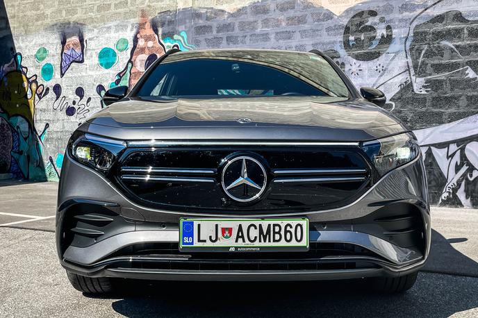 Mercedes-Benz EQA | EQA ima spredaj nameščeno zaprto masko, ki postaja prepoznaven oblikovni element električne modelne serije EQ. | Foto Gašper Pirman