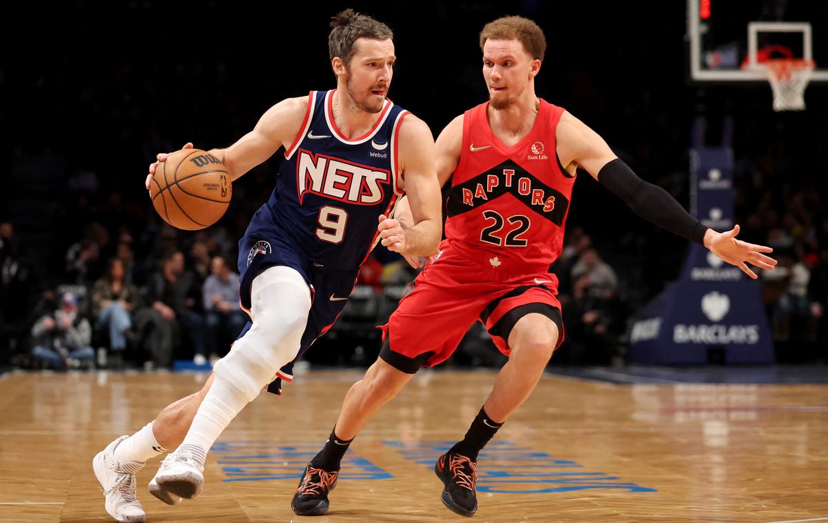 Goran Dragić | Goran Dragić v dvoboju z Malachijem Flynnom, ki je v dresu Toronta blestel na gostovanju v Brooklynu. | Foto Reuters