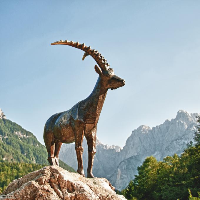 Kozorog, ki je delo kiparja Stojana Batiča, je priljubljena fotogenična točka. | Foto: Arhiv Turizem Kranjska Gora, foto: Bogomir Košir