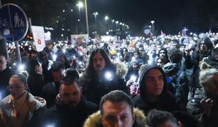 Srbski študenti prebili noč na blokadi, podprla jih je tudi Madonna #video