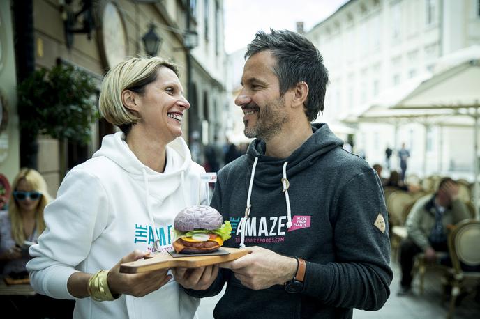 The Amaze Foods | Burger je 100-odstotno rastlinski, a ima vse, kar se od burgerja pričakuje: mesnat videz, zadimljeno aromo in sočnost.  | Foto Ana Kovač