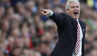 Mark Hughes podaljšal pogodbo s Stokom