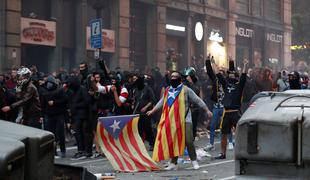 Barcelona: med policijo in protestniki izbruhnili novi spopadi  #foto #video