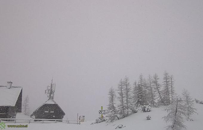 Poštarski dom na Vršiču (1684 m), pogled proti jugozahodu. Na fotografiji se vidi Grebenc, ki je južni do jugovzhodni greben Male Mojstrovke. Vir: hribi.net | Foto: ARSO Meteo