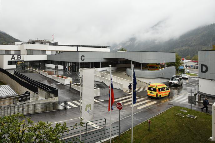 Splošna bolnišnica Jesenice | Ministrstvu bodo z Jesenic posredovali dopis, v katerem bodo zahtevali, da Jesenice obravnavajo enakovredno s preostalimi lokacijami.  | Foto STA