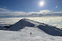 Huda nesreča na Krvavcu: smučarja trčila in si poškodovala glavi