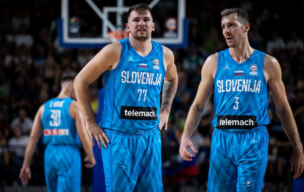 Slovenija Estonija Luka Dončić Goran Dragić | Luka Dončić, Goran Dragić in vsa slovenska reprezentanca so odpotovali v Nemčijo, kjer jih najprej v nedeljo v Münchnu čaka tekma v sklopu kvalifikacij za svetovno prvenstvo, pot pa bodo nadaljevali nato proti Kölnu, kjer bodo nastopili v skupini B evropskega prvenstva. | Foto Vid Ponikvar/Sportida