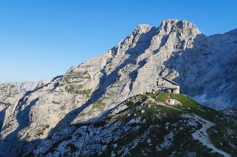 Pogačnikov dom na Kriških podih (2050 m)