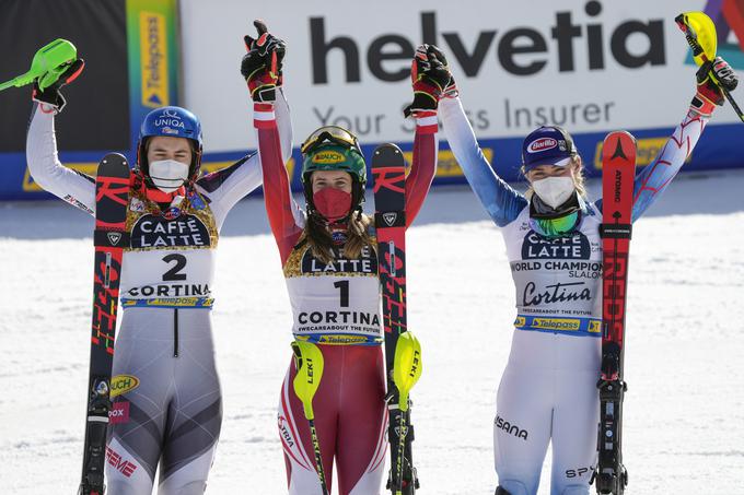 Zmagovalna trojka: svetovna prvakinja Katharina Liensberger v družbi srebrne Petre Vlhove in bronaste Mikaele Shiffrin | Foto: Guliverimage/Getty Images