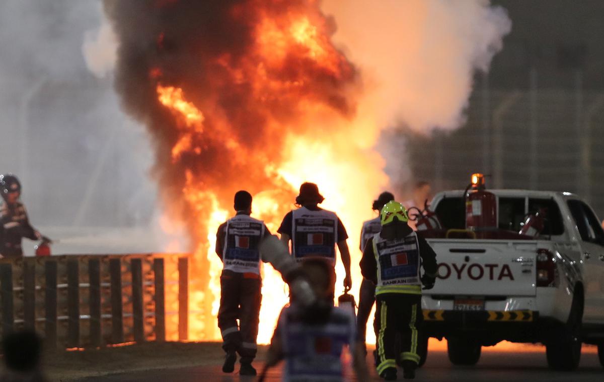 Romain Grosjean Bahrajn 2020 | Haasov dirkalnik Romaina Grosjeana je po trku zagorel. | Foto Reuters