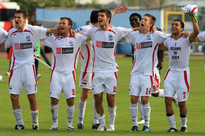 Rok Kronaveter (v sredini) se je v 1. SNL prvič vpisal med strelce davnega 15. oktobra 2005 v Črnomlju, ko sta Bela krajina in Drava remizirali z 1:1. Takrat je bil njegov trener Milko Djurovski, Belokranjce je vodil poznejši selektor Tomaž Kavčič. Kronaveter je zadel v polno v 86. minuti, v igro pa vstopil 19 minut pred tem, ko je zamenjal Jako Štromajerja. | Foto: Vid Ponikvar