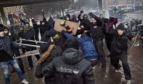 Na demonstracijah proti rasizmu v Stockholmu trije ranjeni