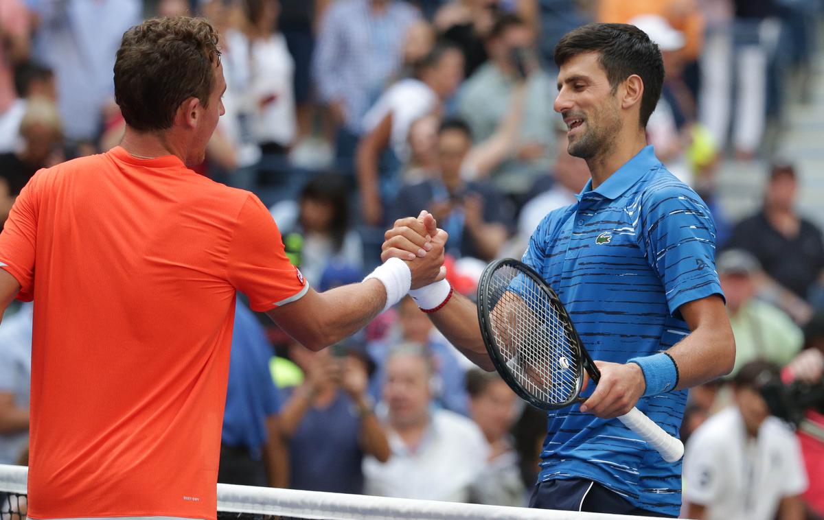 Novak Đoković | Takole sta si Novak Đoković in Roberto Cerballes Baeno po nekaj manj kot dve uri dolgem dvoboju segla v roke. | Foto Reuters