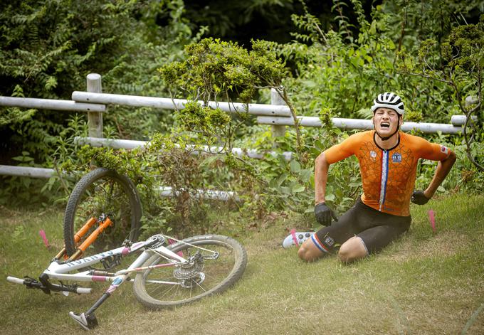 Mathieu van der Poel je mislil, da bo pri skoku s skale spodaj deska, vendar je bila tam le na ogledu proge. Zaradi padca je predčasno končal lov za medaljo, ki je bila v njegovih mislih. | Foto: Guliverimage/Vladimir Fedorenko