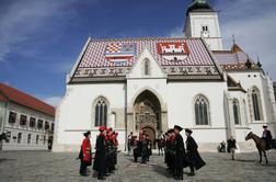 Umrl moški, ki se je zažgal pred vladno stavbo v Zagrebu